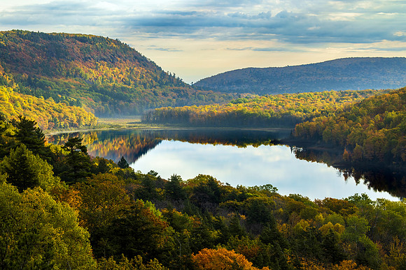 Autumn Morn - Lake of the Clouds - UP-754 CS208263