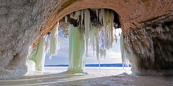 UP-147 - Crystal Cave at Grand Island, Lake Superior