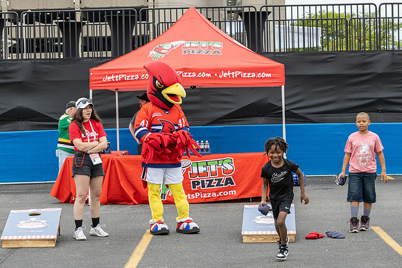 207A9816-Mascot and Cornhole