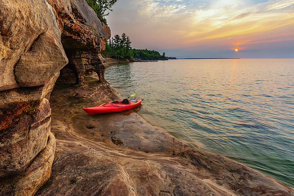 Kayak on Lake Superior Coast - UP-432 9Q4A2224