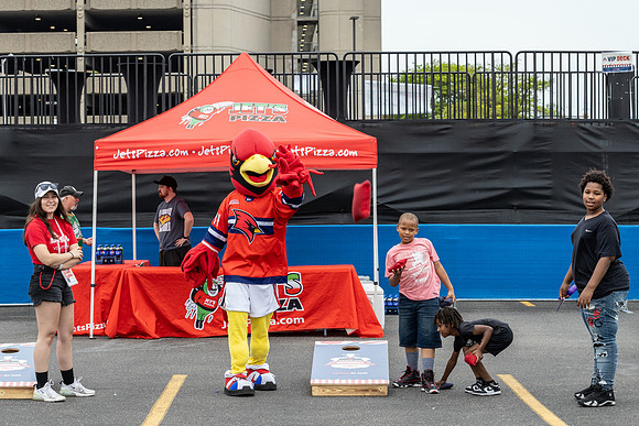 207A9823-Mascot and Cornhole