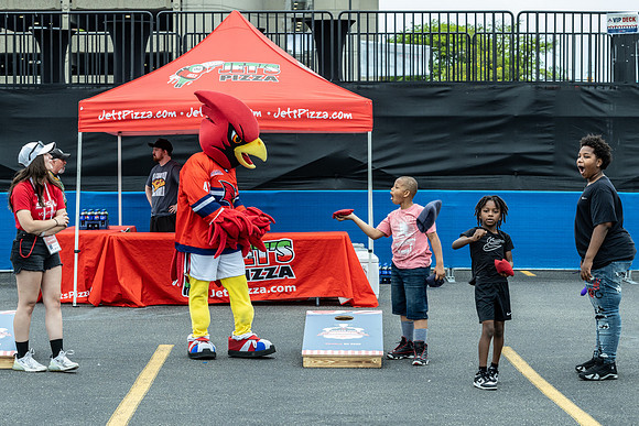 207A9825-Mascot - Cornhole