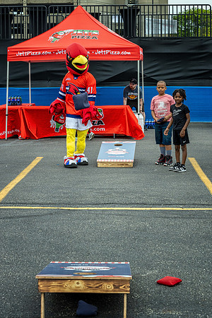207A9868-Mascot Cornhole